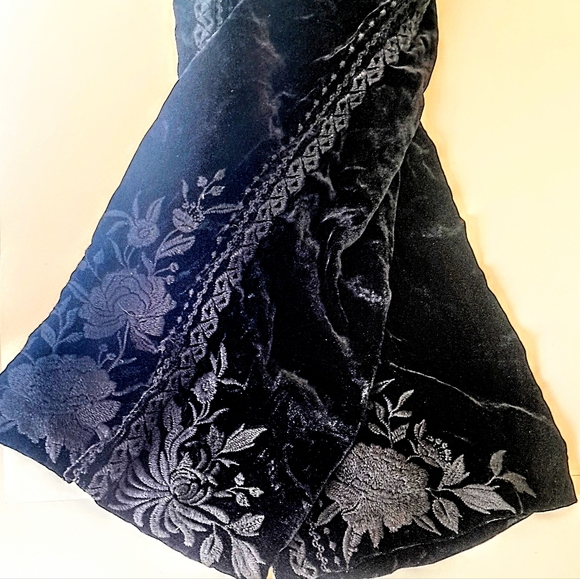 SOLD- Johnny Was JW Los Angeles Black Velvet Embroidered CAPRI- Size MEDIUM - Picture 5 of 8